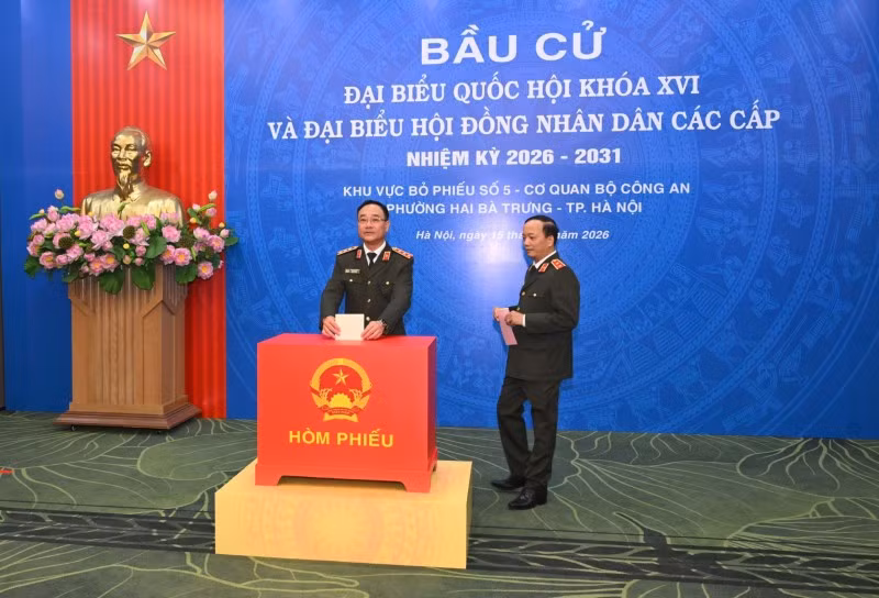 Thứ trưởng Phạm Thế Tùng tiến hành bỏ phiếu.
