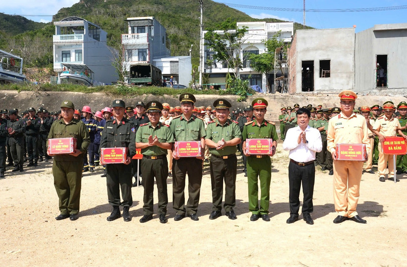 Phó Chủ tịch Thường trực UBND tỉnh Nguyễn Tuấn Thanh, Thiếu tướng Nguyễn Hồng Nguyên, Thiếu tướng Lê Quang Nhân tặng quà động viên của Đại tướng Lương Tam Quang – Bộ trưởng Bộ Công an và Thượng tướng Lê Quốc Hùng, Trung tướng Đặng Hồng Đức – Thứ trưởng Bộ Công an cho các lực lượng tham gia.