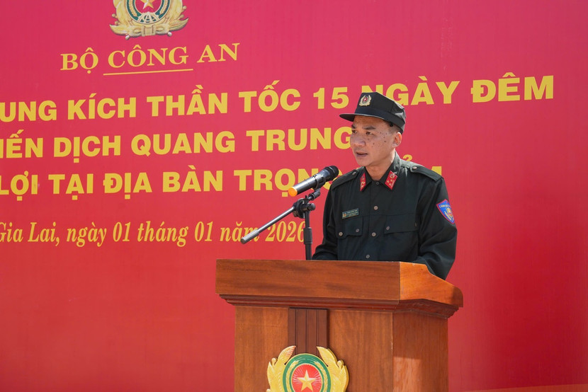 Thượng tá Đặng Hồng Tinh – Phó Trung đoàn Trưởng Trung đoàn Cảnh sát cơ động Nam Trung bộ, đại diện cho các lực lượng tham gia hỗ trợ người dân phát biểu hưởng ứng.