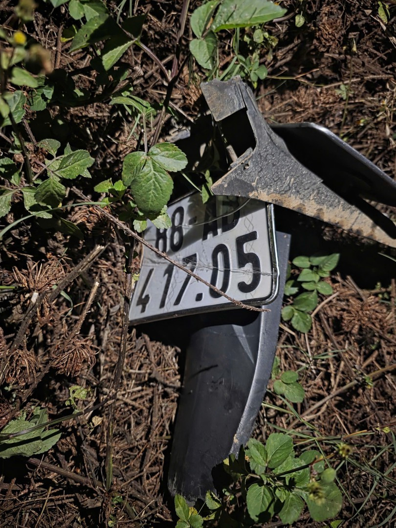 Biển kiểm soát xe bị các đối tượng chặt gãy.