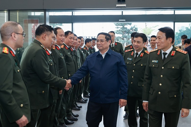 Thủ tướng Phạm Minh Chính kiểm tra, động viên các lực lượng Công an ứng trực dịp Tết ảnh 5
