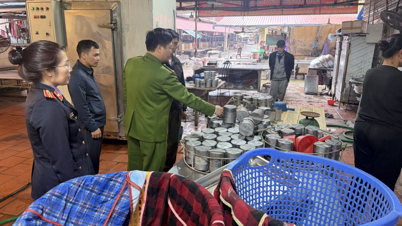 Lực lượng chức năng kiểm tra, xử lý cơ sở sản xuất giò chả chứa hàn the.