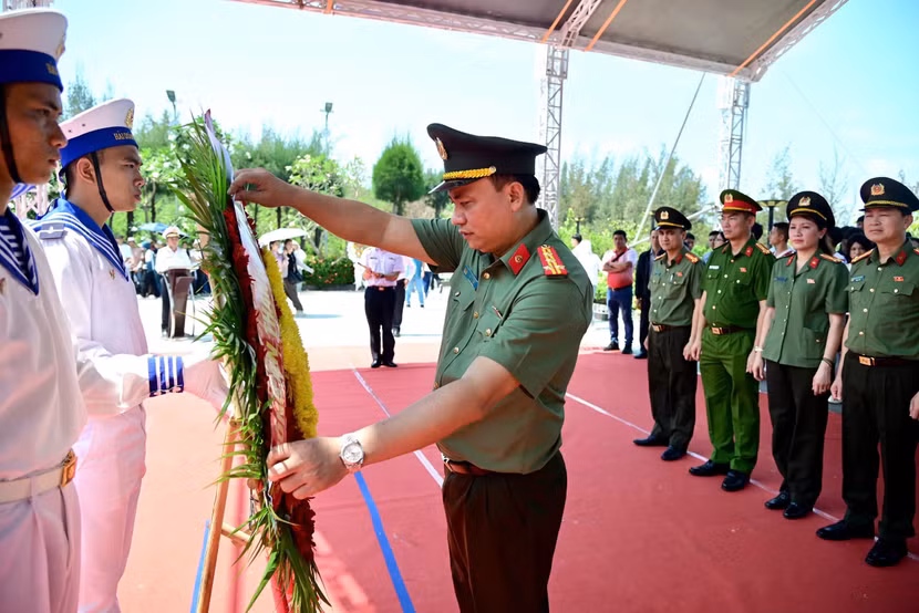 Trước khi lên đường, Đoàn Công an thành phố Hà Nội cùng Đoàn công tác Thành phố đã dâng hương, dâng hoa tại Khu tưởng niệm chiến sĩ Gạc Ma, Đài tưởng niệm liệt sĩ tù chính trị Cam Ranh, chùa Linh Nguyên và Công viên Tâm linh. Trong không khí trang nghiêm, các đại biểu thành kính tưởng nhớ, tri ân các Anh hùng liệt sĩ đã anh dũng hy sinh vì độc lập, tự do của Tổ quốc, vì chủ quyền thiêng liêng của biển, đảo Việt Nam.