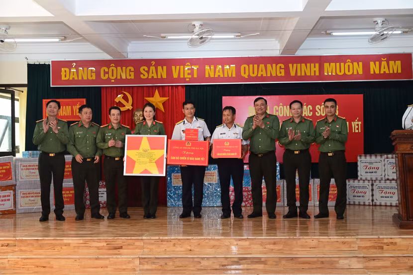 Đoàn công tác Công an Thành phố tặng quà cán bộ, chiến sĩ đảo Nam Yết; và Chỉ huy đảo Nam Yết trao cờ Tổ quốc tặng Đoàn công tác Công an Thành phố