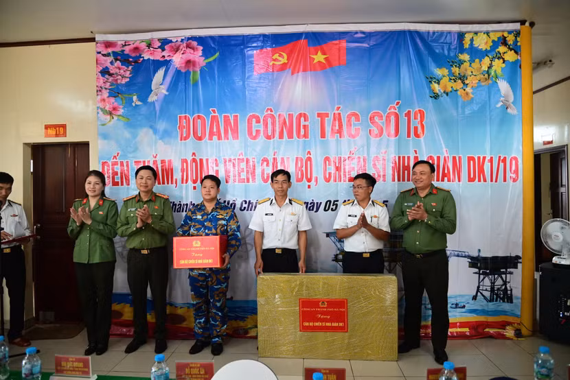 Đoàn công tác tặng quà tại Nhà giàn DK1