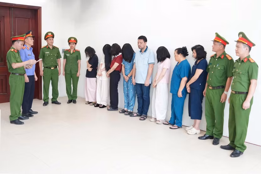 Cơ quan Cảnh sát điều tra Công an tỉnh Nghệ An tống đạt quyết định đối với 10 đối tượng.