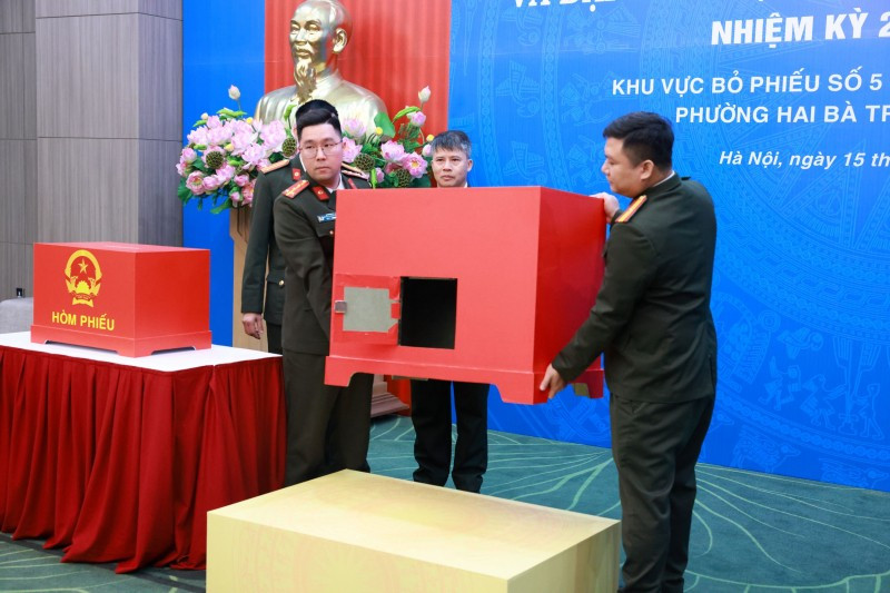 Tổ bầu cử kiểm tra hòm phiếu chính, hòm phiếu phụ.