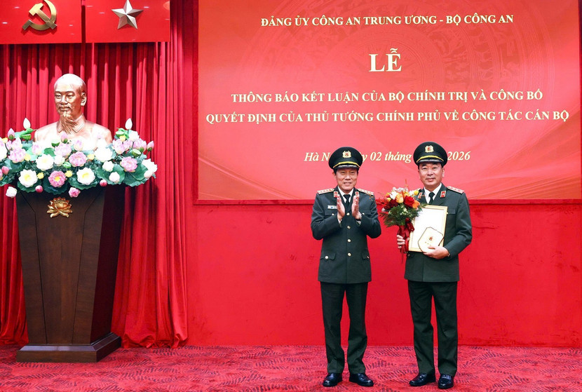 Thừa ủy quyền, Bộ trưởng Lương Tam Quang trao Quyết định và tặng hoa chúc mừng Thượng tướng Trần Quốc Tỏ.