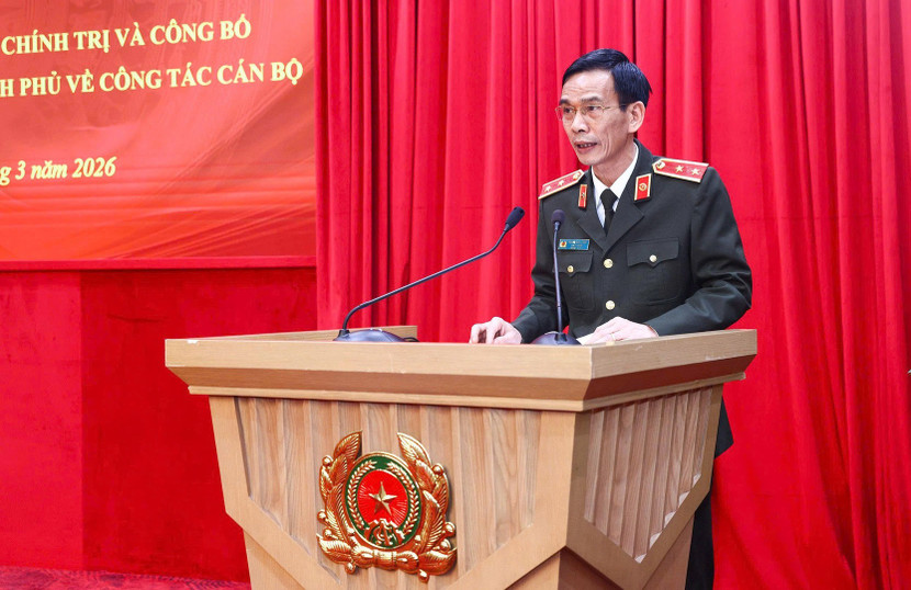 Trung tướng Hoàng Đức Lừng công bố Kết luận của Bộ Chính trị, Quyết định của Thủ tướng Chính phủ về công tác cán bộ.