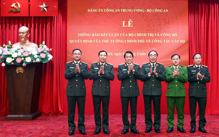 Bộ trưởng Lương Tam Quang và các đồng chí lãnh đạo Bộ Công an chụp ảnh lưu niệm cùng Thượng tướng Trần Quốc Tỏ.