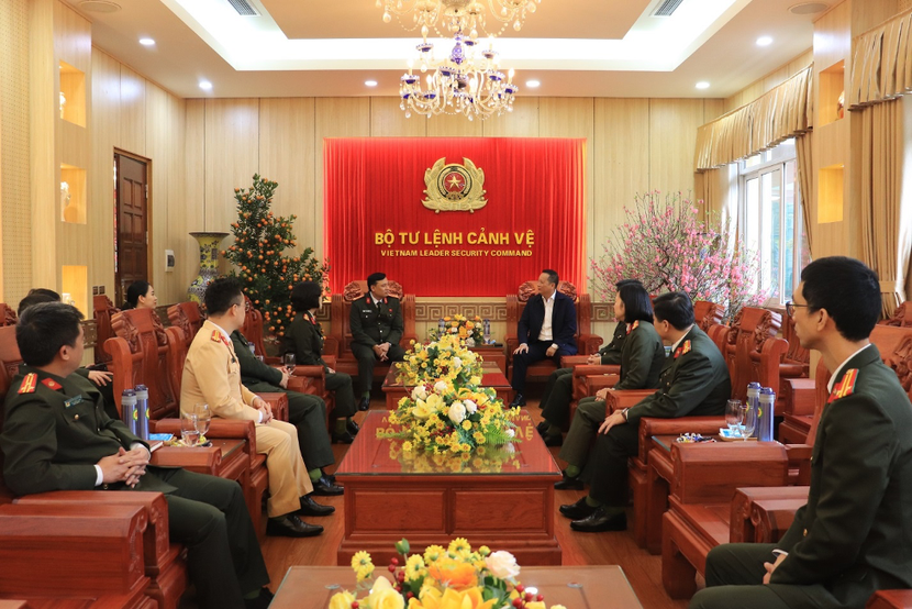 Công an Hà Nội chúc mừng Bộ Tư lệnh Cảnh vệ nhân kỷ niệm 73 năm Ngày truyền thống ảnh 1