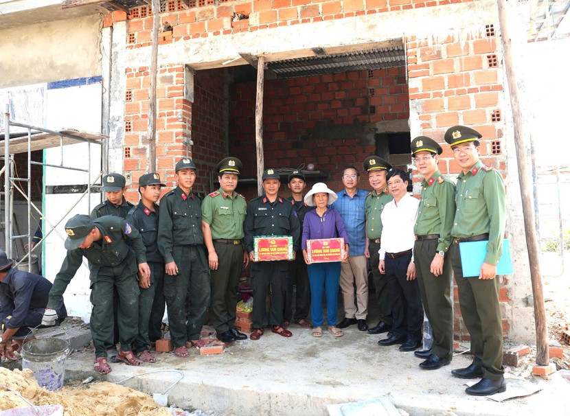 Đại biểu tham dự buổi Lễ tặng quà cho bà Huỳnh Thị Tho – người dân được hỗ trợ xây dựng nhà.