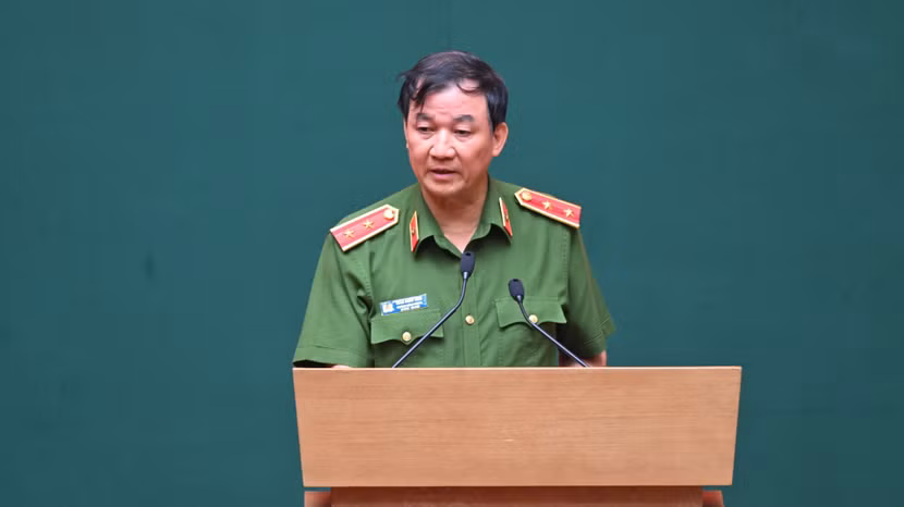 Trung tướng Trần Minh Tiến, Chánh Văn phòng Cơ quan CSĐT Bộ Công an trình bày báo cáo tại Hội nghị.