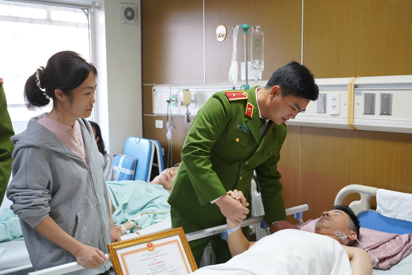 Lãnh đạo Công an thành phố Hà Nội thăm hỏi, động viên chiến sỹ Công an phường bị thương khi làm nhiệm vụ ảnh 2