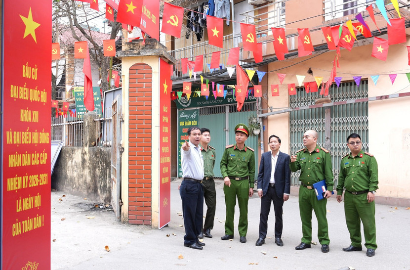 Chỉ huy Công an phường Yên Nghĩa cùng đại diện UBND phường kiểm tra thực địa khu vực điểm bỏ phiếu số 8, tổ dân phố 10