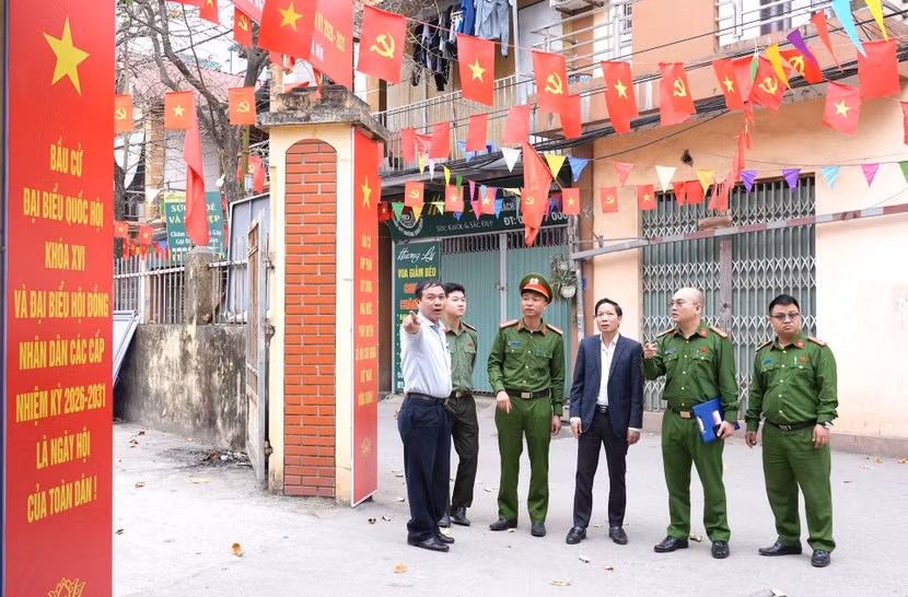 Chỉ huy Công an phường Yên Nghĩa cùng đại diện UBND phường kiểm tra thực địa khu vực điểm bỏ phiếu số 8, tổ dân phố 10