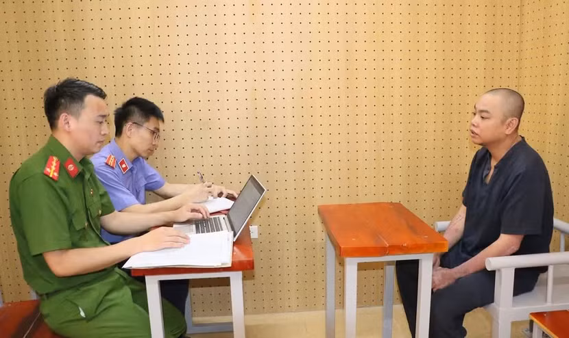 Cơ quan điều tra làm việc với đối tượng Trần Văn Thành.