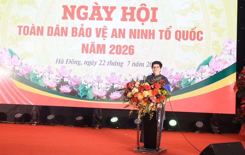 Đồng chí Trần Thị Lương An - Phó Bí thư Đảng ủy, Chủ tịch UBND phường Hà Đông phát biểu đáp từ
