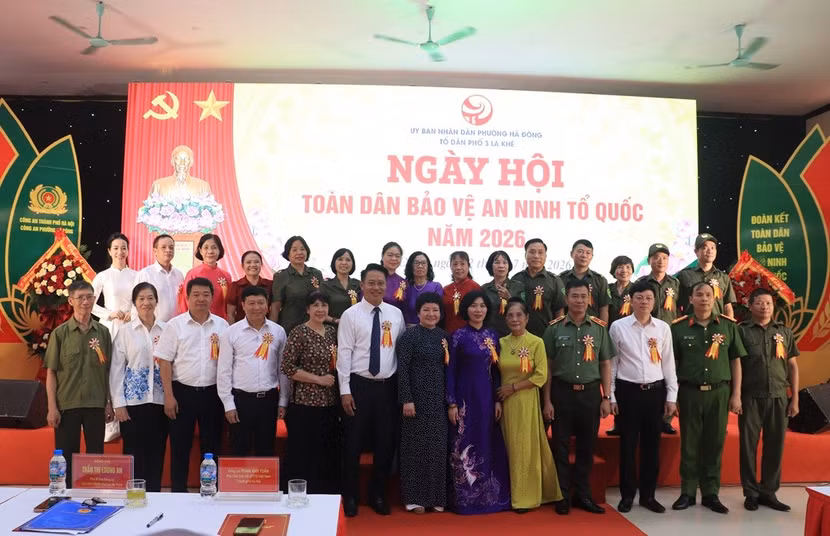 Các đồng chí lãnh đạo cùng đại biểu chụp ảnh lưu niệm sau khi kết thúc Ngày hội toàn dân bảo vệ an ninh Tổ quốc phường Hà Đông năm 2026