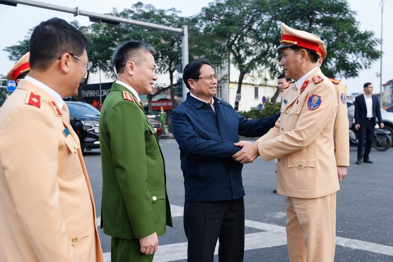 Thủ tướng Phạm Minh Chính kiểm tra, động viên các lực lượng Công an ứng trực dịp Tết ảnh 4