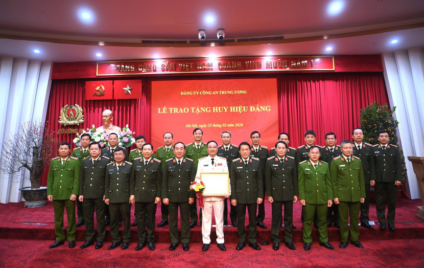 Các đồng chí trong Đảng ủy Công an Trung ương chúc mừng Thứ trưởng Phạm Thế Tùng.