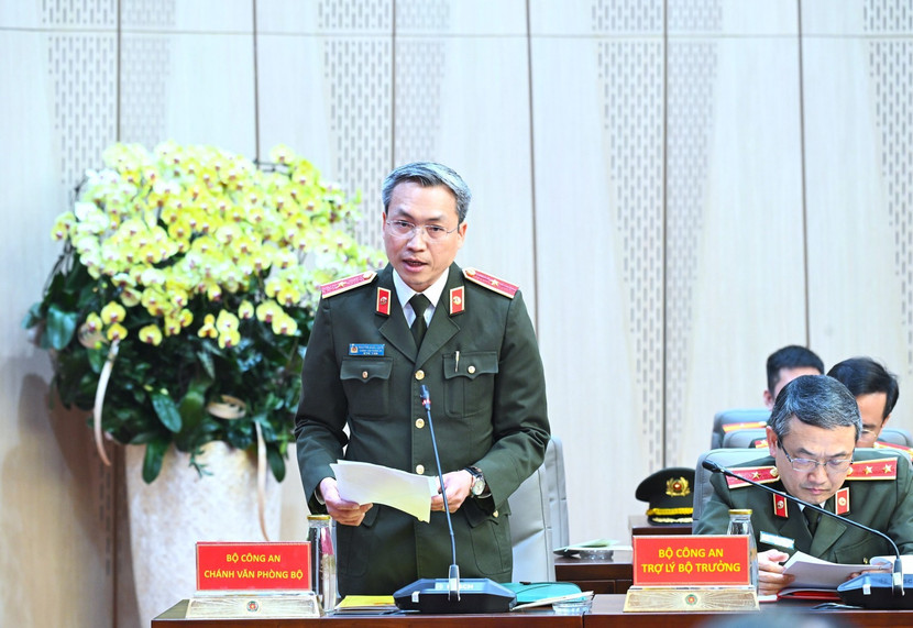 Thiếu tướng Nguyễn Quốc Toản, Chánh Văn phòng Bộ Công an trình bày Báo cáo trung tâm tại Hội nghị.