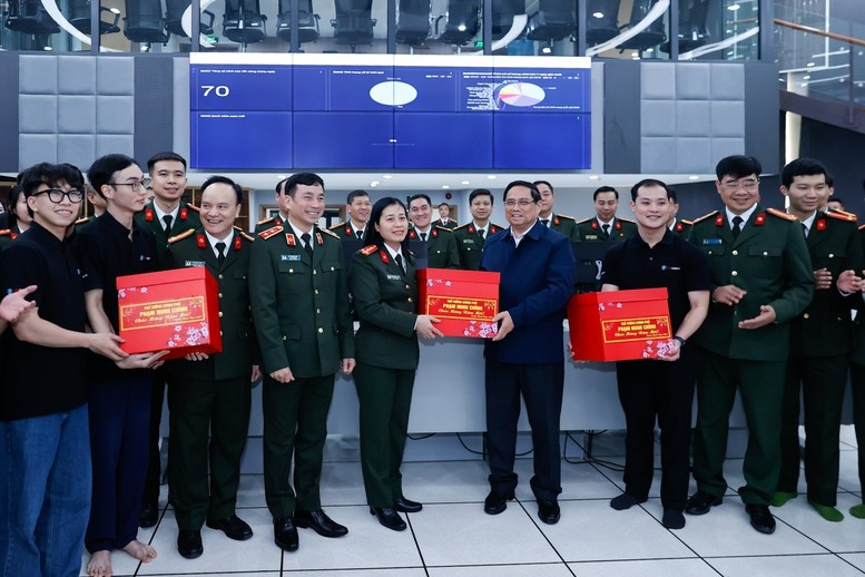 Thủ tướng Phạm Minh Chính kiểm tra, động viên các lực lượng Công an ứng trực dịp Tết ảnh 7