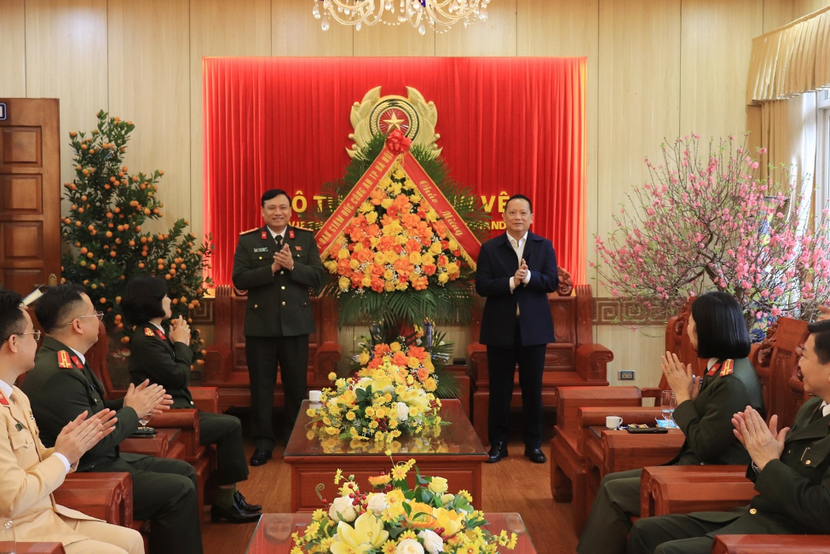 Công an Hà Nội chúc mừng Bộ Tư lệnh Cảnh vệ nhân kỷ niệm 73 năm Ngày truyền thống ảnh 2