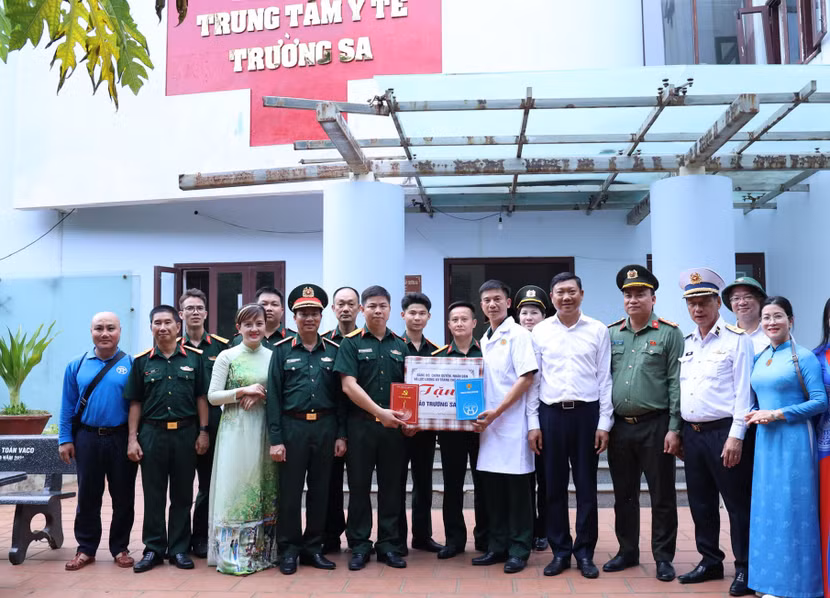 Đoàn công tác Công an Thành phố tặng quà Trung tâm Y tế Trường Sa
