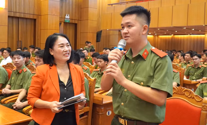 Nhà báo Tạ Bích Loan hướng dẫn nhiều nội dung thiết thực và giao lưu, tương tác cùng cán bộ, chiến sĩ.