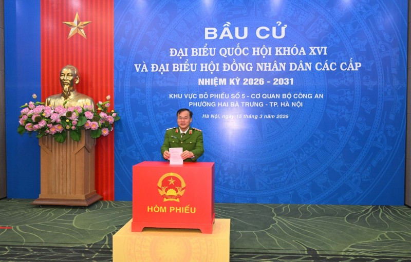 Thứ trưởng Nguyễn Văn Long tiến hành bỏ phiếu.