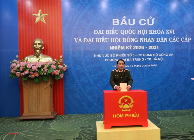 Thứ trưởng Lê Quốc Hùng tiến hành bỏ phiếu.