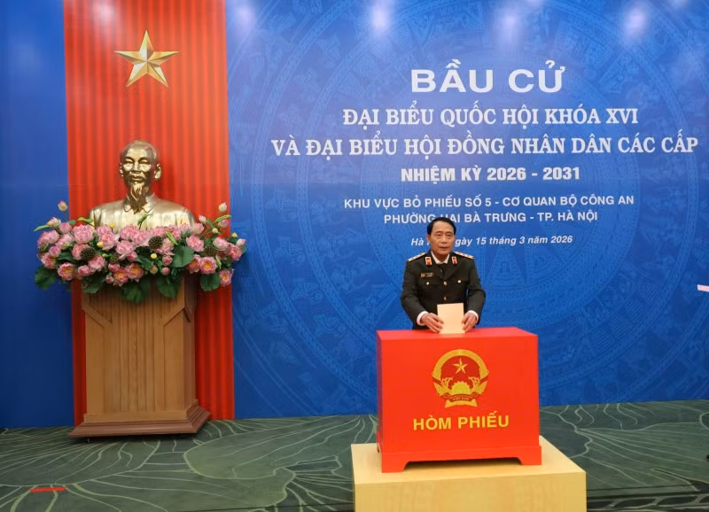 Thứ trưởng Lê Quốc Hùng tiến hành bỏ phiếu.
