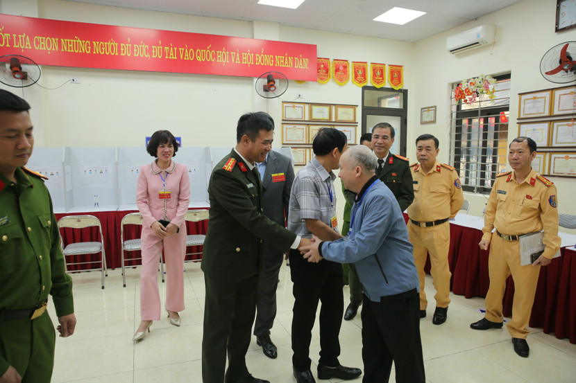 Đại tá Nguyễn Ngọc Quyền, Phó Giám đốc CATP và đoàn công tác kiểm tra tại các điểm bầu cử Phương Liệt, Khương Đình, Thanh Xuân, Dương Nội, Yên Nghĩa, Hà Đông và Kiến Hưng