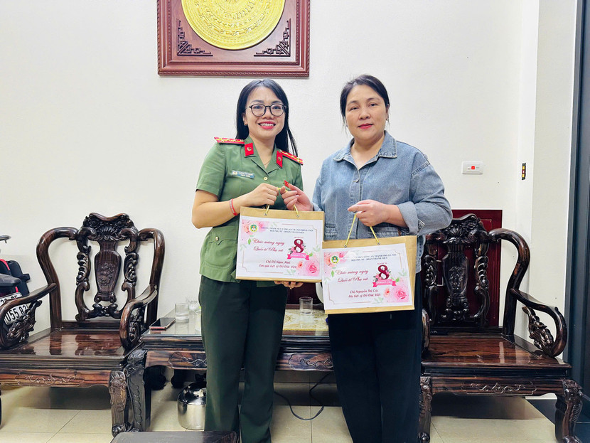 Đại diện Hội Phụ nữ và Đoàn Thanh niên - Phòng Tham mưu CATP Hà Nội trực tiếp đến thăm, tặng quà mẹ, vợ các liệt sĩ
