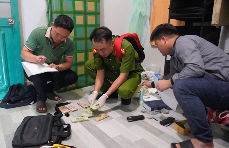 Lực lượng chức năng khám xét chỗ ở của các đối tượng.