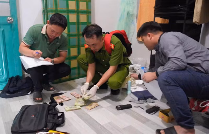 Lực lượng chức năng khám xét chỗ ở của các đối tượng.