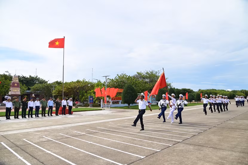 Đoàn công tác dự lễ chào cờ trên đảo Trường Sa.