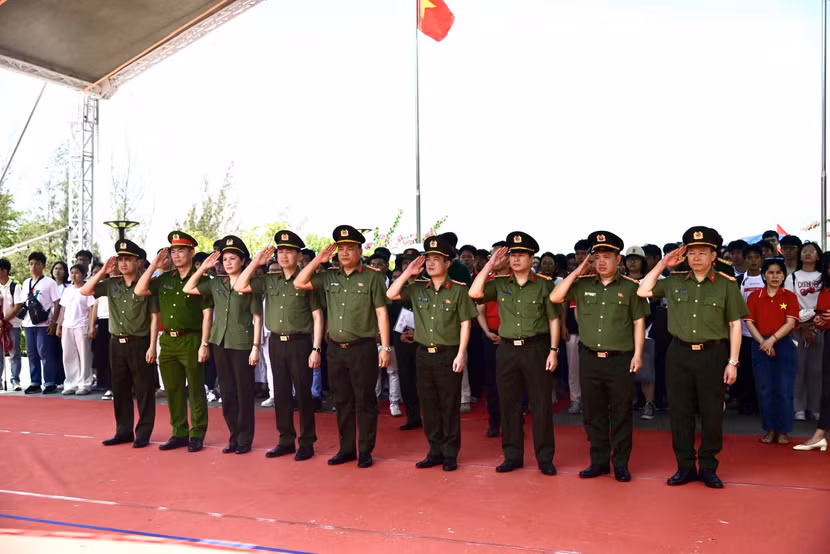 Đoàn Công tác CATP tri ân, tưởng nhớ liệt sĩ chiến sĩ Gạc Ma