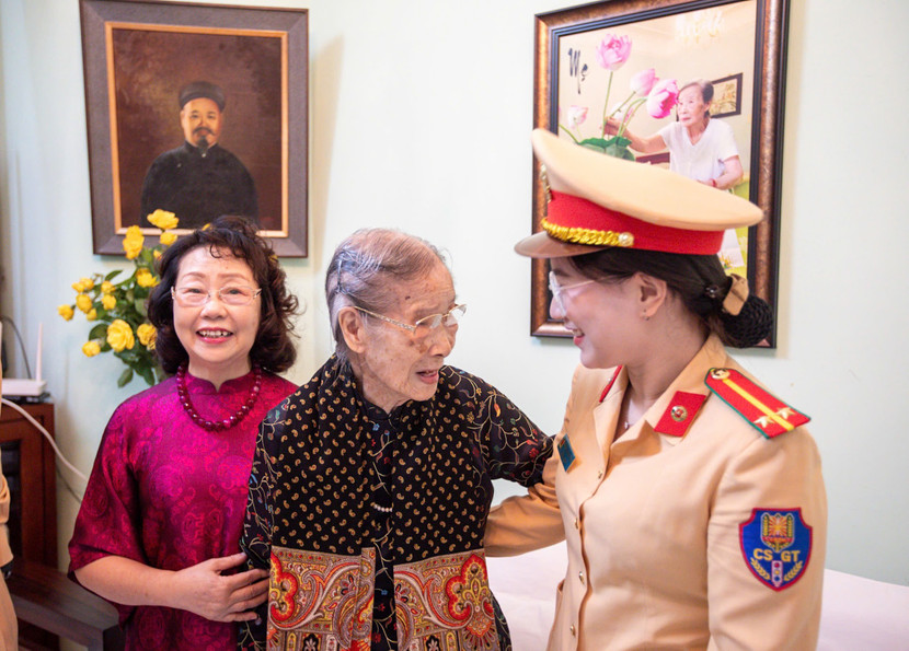 CSGT Hà Nội hỗ trợ cử tri 101 tuổi thực hiện quyền công dân ảnh 2