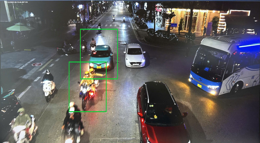 Camera AI ghi lại hình ảnh xúc động lực lượng CSGT Hà Nội kịp thời giúp đỡ người dân ảnh 1