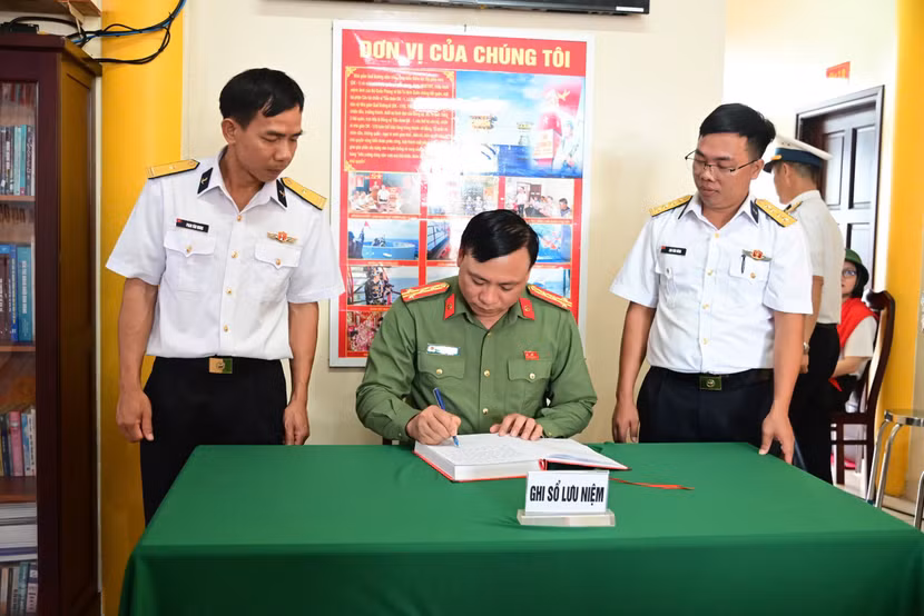 Đại tá Nguyễn Tiến Đạt, Phó Giám đốc CATP ghi sổ lưu niệm tại Nhà giàn DK1