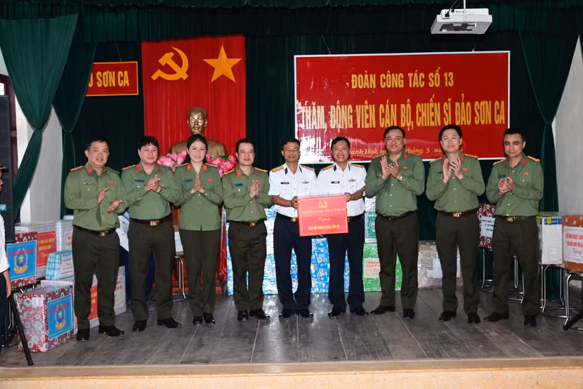 Lực lượng an ninh CATP tặng quà tri ân cán bộ, chiến sĩ đảo Sơn Ca