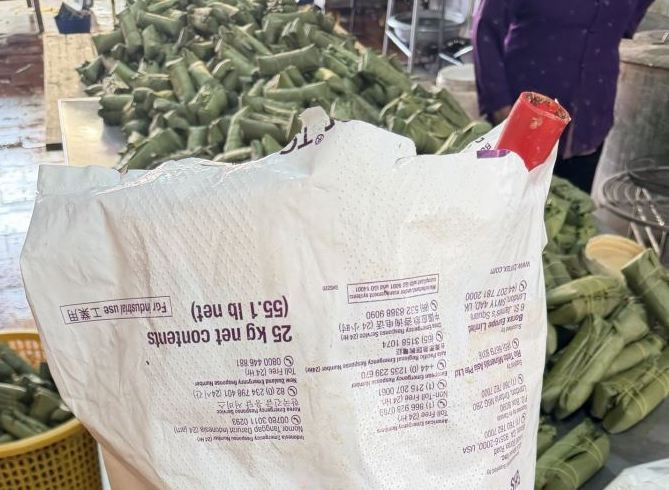 Lực lượng chức năng phát hiện cơ sở sản xuất sử dụng hàn the - chất cấm trong sản xuất thực phẩm.