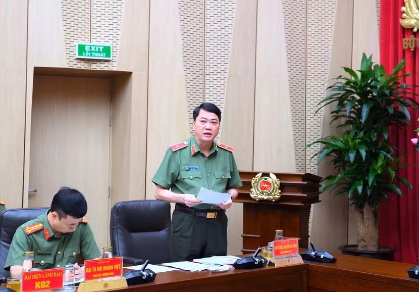 Thiếu tướng Nguyễn Viết Giang, Cục trưởng Cục Xây dựng phong trào bảo vệ ANTQ điều hành tham luận tại Hội nghị.