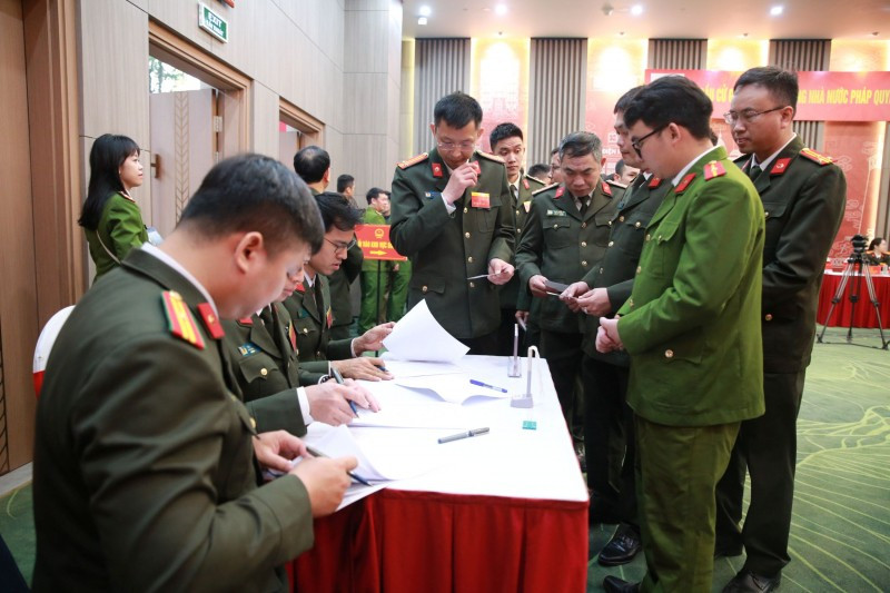 Các đại biểu được hướng dẫn trước khi tham gia bỏ phiếu bầu.