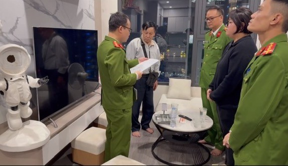 Cơ quan CSĐT Công an tỉnh Thái Nguyên đọc lệnh bắt bị can Nguyễn Văn Thuấn (thứ hai từ trái sang).