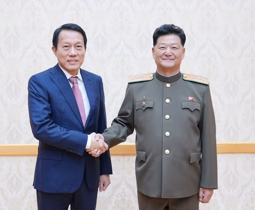 Bộ trưởng Lương Tam Quang và Bộ trưởng Bộ An toàn xã hội Triều Tiên Pang Tu Sop.