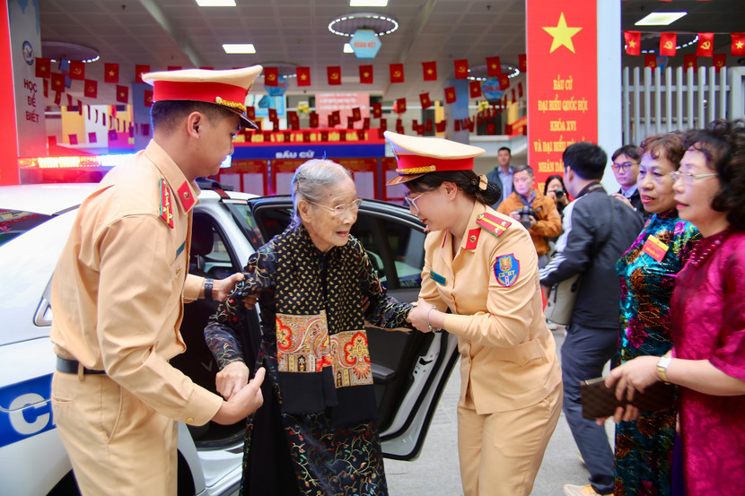 CSGT Hà Nội hỗ trợ cử tri 101 tuổi thực hiện quyền công dân ảnh 1