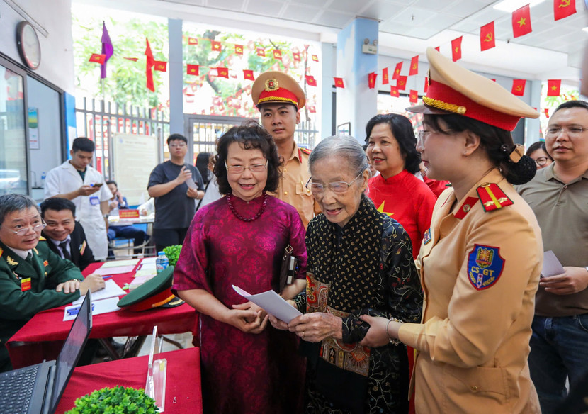 CSGT Hà Nội hỗ trợ cử tri 101 tuổi thực hiện quyền công dân ảnh 4
